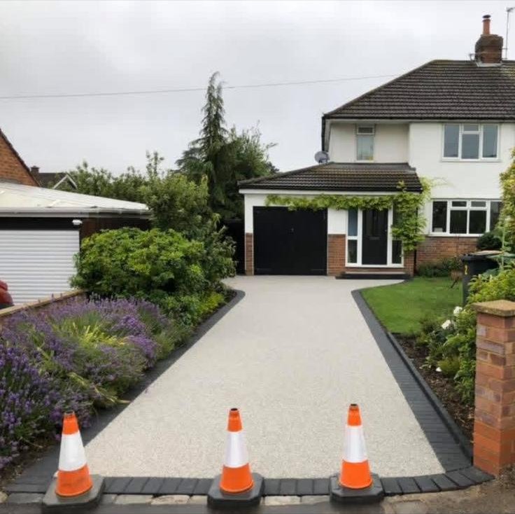 Resin bound driveway with lavender border and charcoal block paving edges in Worcester